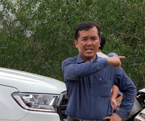 Hung hãn đập nát xe ô tô của người dân ngay giữa đường