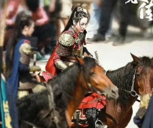 Lộ ảnh Địch Lệ Nhiệt Ba làm nữ tướng cực đẹp, netizen khen xinh hơn Trường Ca Hành nhiều