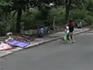 CLIP: Nam thanh niên ép sát, giật dây chuyền của cô gái chỉ trong vài giây
