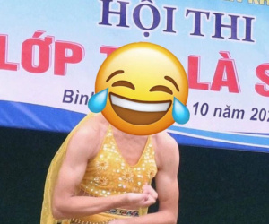 Nam sinh giả gái diễn văn nghệ, bỗng làm 1 hành động ngay giữa sân khấu khiến giáo viên sốc nặng, cả trường cười ngất