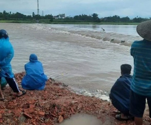 Vượt nước lũ qua chợ bán hàng, 5 tiểu thương bị nước cuốn trôi