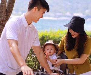 Vợ cầu thủ Duy Mạnh gửi lời động viên đến chồng và ĐT Việt Nam sau trận đấu, hành động của cậu con trai khiến nhiều người chú ý