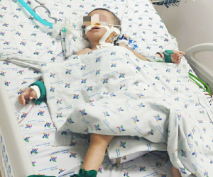 Bé 3 tuổi nôn ói- miệng đàm nhớt, nhập viện đã loét thực quản, bác sĩ tá hỏa phát hiện thứ 'hung thần' mà nhà nào cũng có