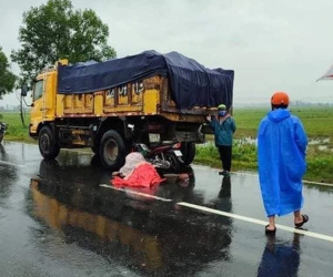 Chạy xe máy từ miền Nam về quê, người đàn ông tông vào đuôi xe tải tử vong, bạn đi cùng nguy kịch