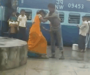 Video: Vợ tung đòn quật ngã chồng ở ngay nhà ga và lý do bất ngờ