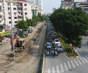 Hình ảnh công nhân xén vỉa hè để mở rộng lòng đường Trần Đăng Ninh