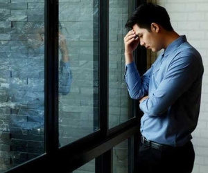 Ngày tổ chức tân gia, trước mặt bao người, bố vợ đưa ra một tập giấy dày cộp và 300 triệu cùng lời đề nghị khiến tôi sững sờ