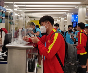 Đội tuyển Việt Nam mệt mỏi xuyên đêm tới Oman sau trận thua Trung Quốc