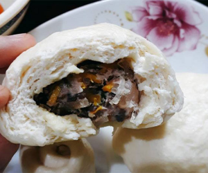 Cận cảnh quy trình làm bánh bao thịt quen thuộc bằng máy gây kinh hãi vì toàn ruồi nhặng