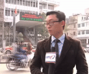 Đang dẫn say sưa thì gặp tình huống ô tô trôi tự do nam MC có hành động khiến nhiều người bất ngờ