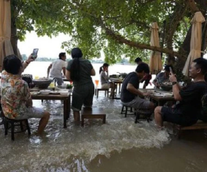 Nhà hàng 'tranh thủ' nhất mùa lũ: Nước ngập quá đầu gối vẫn mở cửa, khách vừa ăn vừa 'nhảy sóng'