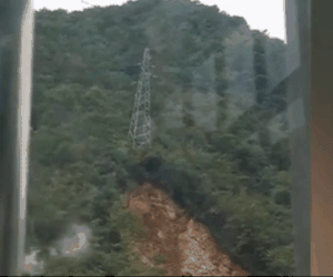Video: Sạt lở kinh hoàng, cuốn phăng cột điện cao thế trên đỉnh núi