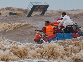 BÃO SỐ 7 đang rất gần các tỉnh ven biển Bắc Bộ - Bắc Trung Bộ, diễn biến khó lường