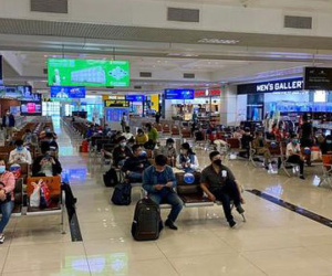 Về Hà Nội phải cách ly tập trung 7 ngày, các chuyến bay từ TP HCM vẫn kín chỗ