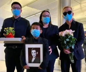 Cháu ruột ca sĩ Phi Nhung ôm chặt di ảnh, ngơ ngác nhìn lọ tro cốt của bà ngoại