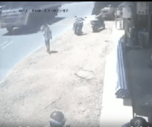 Video: Người đàn ông bàng hoàng sau khi 'tử thần' sượt qua trong gang tấc