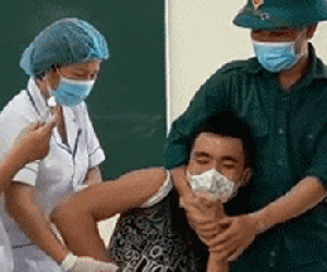Dở khóc dở cười với nam thanh niên hét lạc cả giọng khi tiêm vaccine, run rẩy khóc than: 'Cháu sợ lắm'