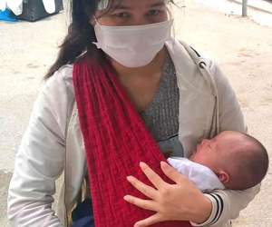 Chạy xe máy chở con 20 ngày tuổi về tránh dịch: 'Chồng gọi điện nhờ mẹ hướng dẫn rồi đỡ đẻ cho tôi'