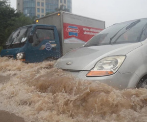 Hà Nội: Đại lộ Thăng Long - Vành đai 3 ngập nghiêm trọng, ô tô đi trong 'biển nước'