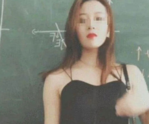 Nữ giáo viên ăn mặc gợi cảm đến lớp, nhìn vào ai cũng ngại, phụ huynh phản đối liền bị đáp trả: Trẻ con thích thế này!