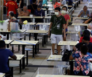 Covid-19: Tiêm đủ 83% dân số, tại sao Singapore vẫn 'run chân quá mức'?