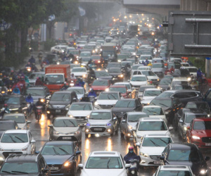 Hà Nội hứng mưa lạnh, nghìn ô tô dàn hàng xếp kín đường