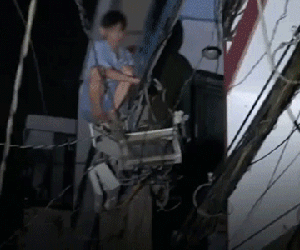 Người đàn ông nghi ngáo đá leo lên cột điện gần 10m rồi rơi tự do xuống đất