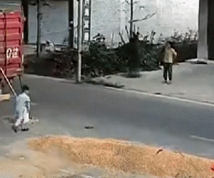 Khoảnh khắc bé trai thoát nạn thần kỳ khi bị máy gặt tông trúng