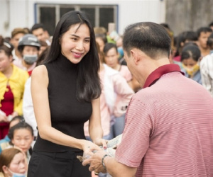 Hoài Linh, Thủy Tiên làm từ thiện ở Thừa Thiên - Huế: 'Chúng tôi đề nghị họ phối hợp với mặt trận tỉnh nhưng các đoàn không đồng ý mà tự tổ chức đi trao'