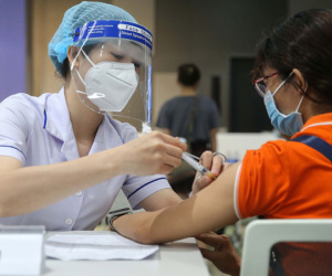 Tiêm vaccine cho con dưới 18 tuổi, một Phó giám đốc bị kỷ luật