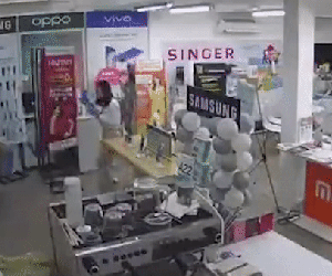 Trâu 'điên' lao vào cửa hàng điện thoại húc bay nữ nhân viên