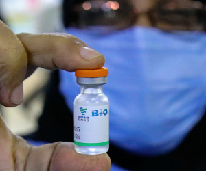 Hàng chục nghìn liều vaccine Sinopharm bị vứt xuống kênh nước thải