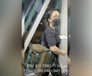 3 việc Việt Hương làm gây xúc động mạnh trên chuyến bay đưa tro cốt Phi Nhung từ Việt Nam về Mỹ đoàn tụ gia đình