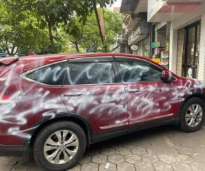 Xịt sơn lên xe ô tô của người bán nhà vì không trả lại tiền