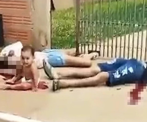 Bé trai 10 tháng tuổi ngồi khóc trên vũng máu của cha mẹ, người dân xung quanh chứng kiến toàn bộ nhưng không dám tới gần