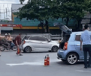 Kinh hãi cảnh ô tô đang chạy bỗng bốc cháy dữ dội, tài xế bung cửa lao ra ngoài thoát thân