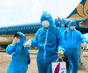Hà Nội 'gợi ý' treo biển trước cửa nhà, quản lý chặt người từ TP HCM, Đà Nẵng