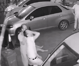 6 giây sinh tử khi người đàn ông lao đến cứu bé trai rơi từ tầng 4, đứa trẻ may mắn thoát nạn nhưng người hùng lãnh kết cục tả tơi