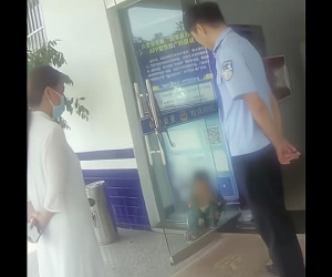 Tức tối vì bị phê bình kết quả học tập, cậu bé đổ cơm từ tầng 17 xuống đất và được mẹ 'xách cổ' tới đồn cảnh sát tham quan