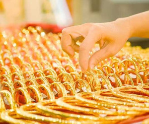 Giá vàng hôm nay 12/10: Vừa chạm đỉnh cao, bất ngờ tụt dốc