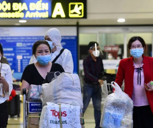Niềm vui của hành khách trên chuyến bay thương mại đầu tiên từ TP.HCM ra Hà Nội khi không phải cách ly tập trung