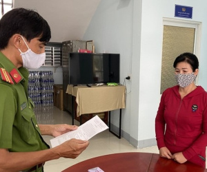 Tạm giữ 1 phụ nữ ra đường không đúng quy định còn ném dép vào công an