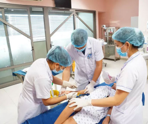 Bé gái 2 tháng tuổi bị nhỏ nhầm axit vào miệng