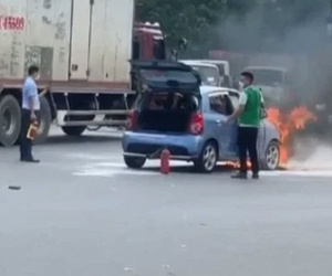 Kinh hãi cảnh ô tô đang chạy bỗng bốc cháy dữ dội, tài xế bung cửa lao ra ngoài thoát thân