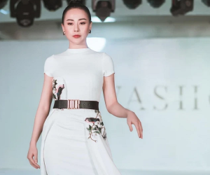 4 màn catwalk của 'Nam nọng' Phương Oanh: Từng nhận gạch đá vì diễn với gương mặt cứng đơ do thẩm mỹ