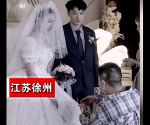 Giữa hôn lễ, phù rể bất ngờ quỳ xuống trao nhẫn cho cô dâu khiến cả hội hôn 'toát mồ hôi hột': Lời giải thích kịp thời đã cứu nguy!