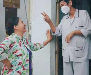 Gặp chú chủ trọ cầm xấp tiền 200.000 tặng từng người thuê ở Sài Gòn: 'Bà con khổ quá rồi, mình có thì giúp thôi'