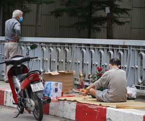 Hà Nội: Hơn nửa ngày nỗ lực tìm kiếm, vẫn chưa thấy cụ bà nhảy xuống sông Tô Lịch