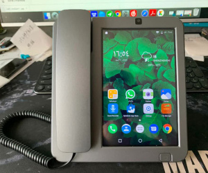 Cận cảnh chiếc điện thoại bàn thông minh chạy Android đang hot trên MXH những ngày qua