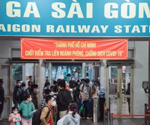 Chuyến tàu đầu tiên ở Sài Gòn chạy lại sau dịch, người dân phấn khởi: Đường về còn xa nhưng đặt chân được lên tàu là vui lắm rồi!